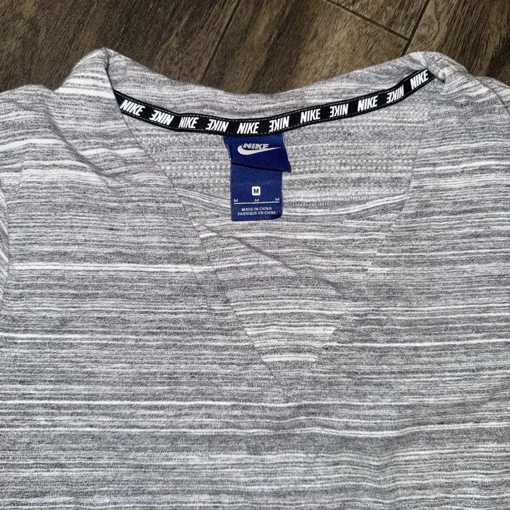 Nike Sportswear Advance 15 Women's V-Neck Short Sleeve Top Grey Heathered Size M